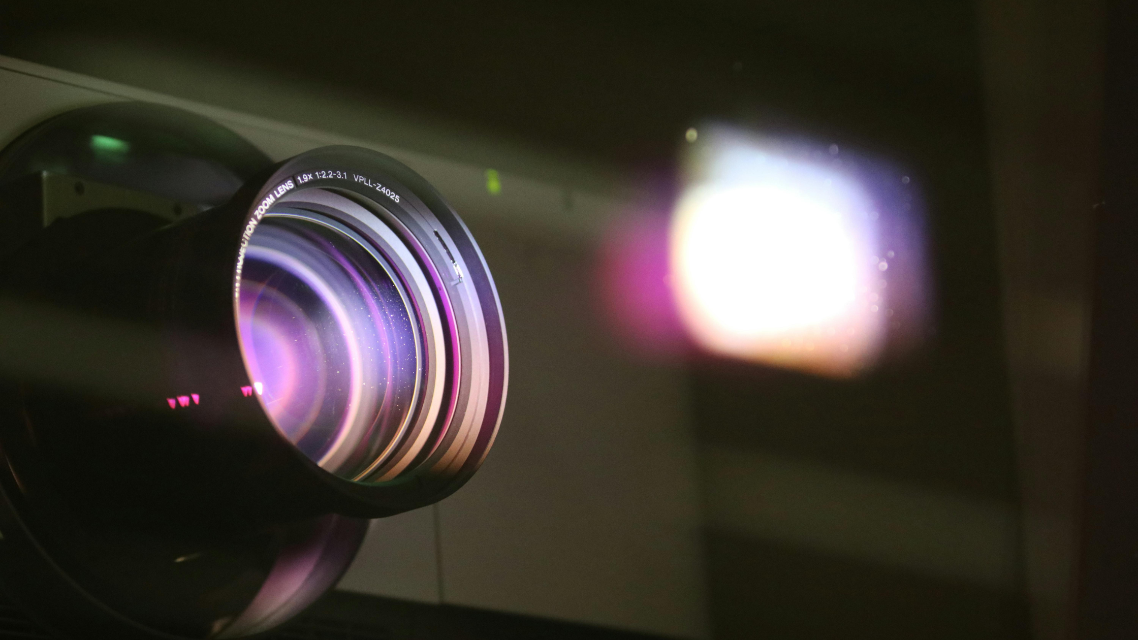 Quel vidéoprojecteur choisir ? Le guide complet pour votre cinéma à domicile